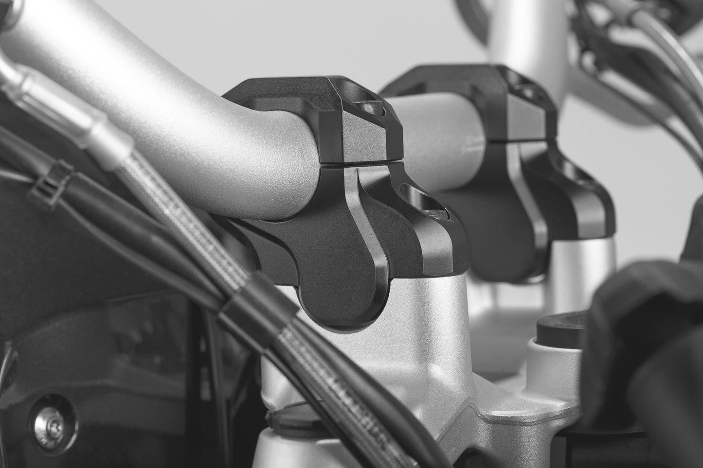 Bar back H=32 mm Back 25 mm BMW models. Black
