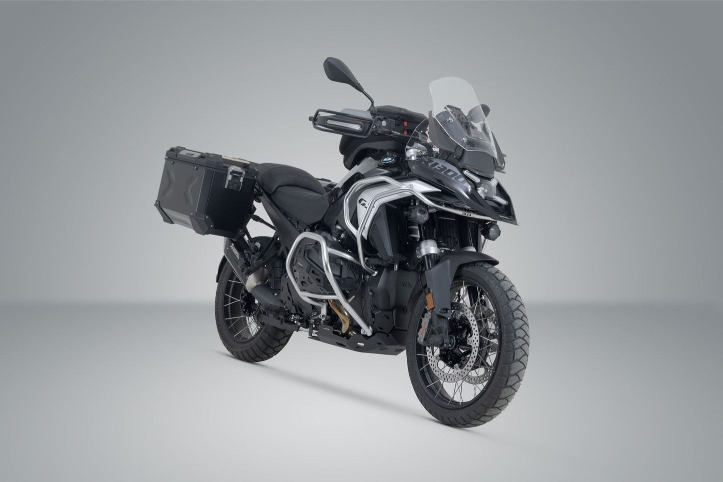 TRAX ADV aluminium case system + Akrapovic Black. 45/45 l. BMW R 1300 GS (23-).