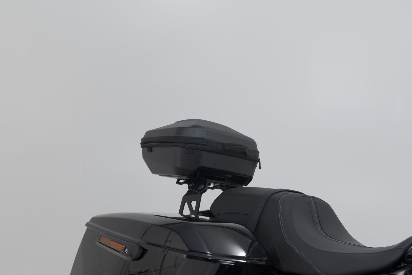 STREET-RACK Black. Harley-Davidson Road Glide (24-).