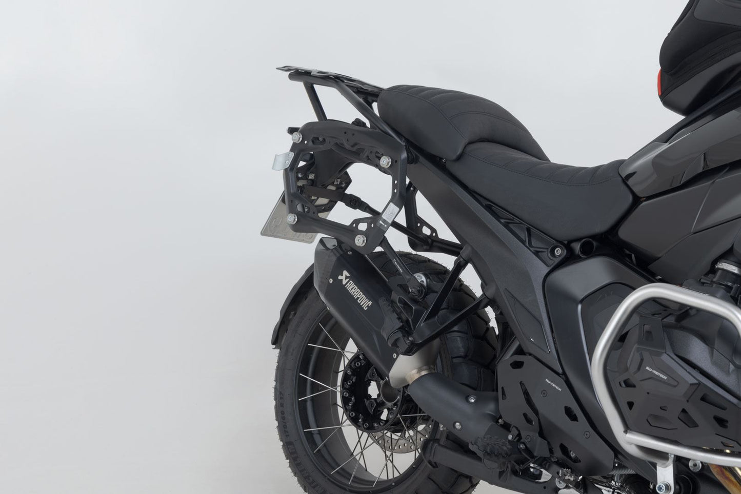TRAX ADV aluminium case system + Akrapovic Black. 45/45 l. BMW R 1300 GS (23-).