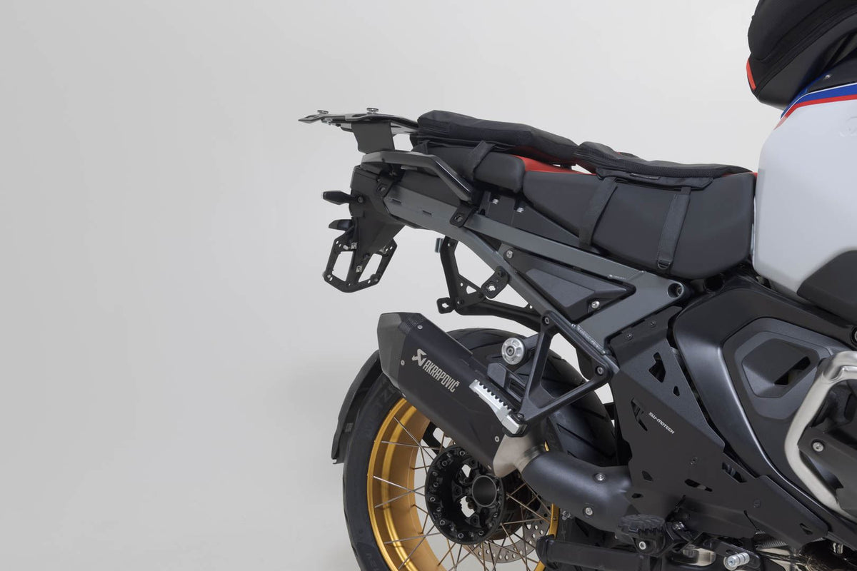 TRAX ADV aluminium case system + Akrapovic Black. 45/45 l. BMW R 1300 GS Adv. (24-).