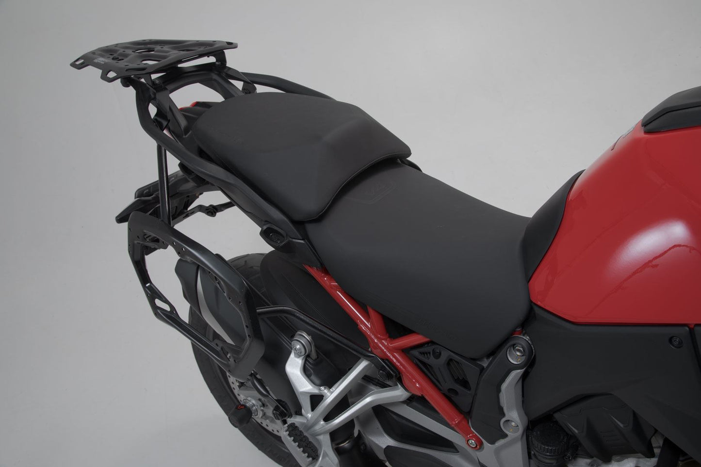 Adventure set DUSC with top case L US model Black. Ducati Multistrada V4 (20-).