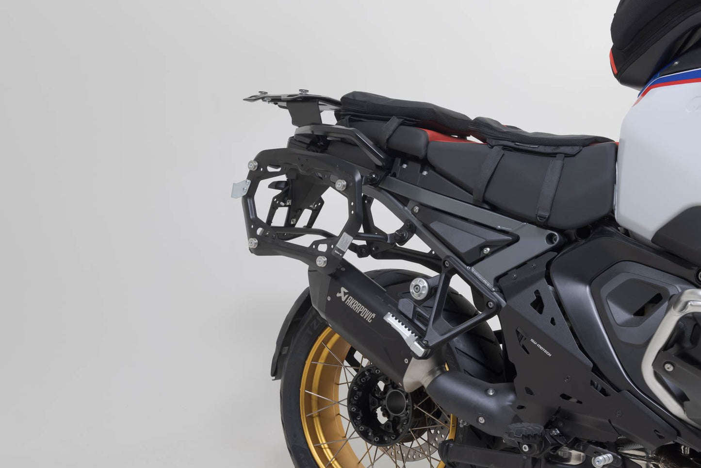 TRAX ADV aluminium case system + Akrapovic Silver. 45/45 l. BMW R 1300 GS Adv. (24-).
