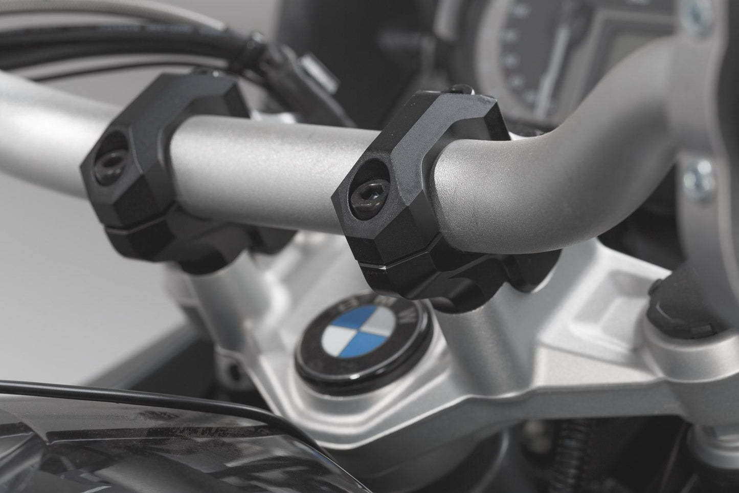 Bar back H=32 mm Back 25 mm BMW models. Black
