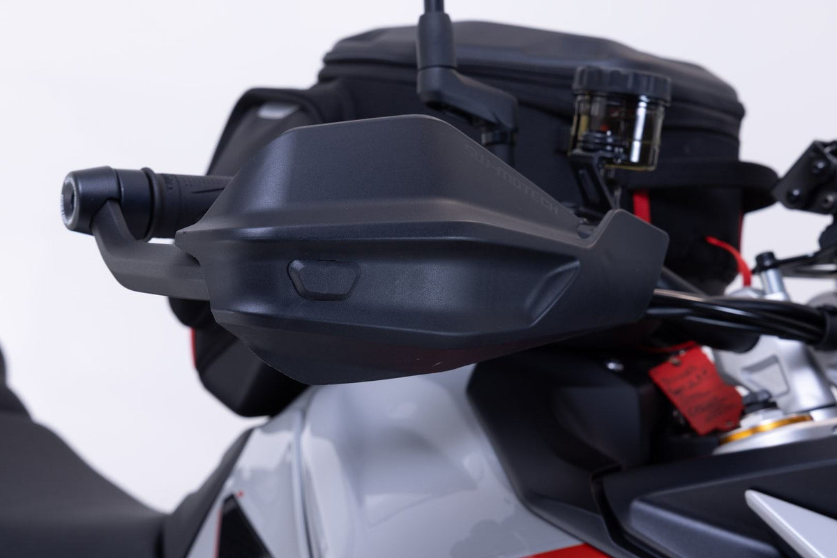 Adventure handguard kit Black. For handlebars with internal thread 6/8mm.