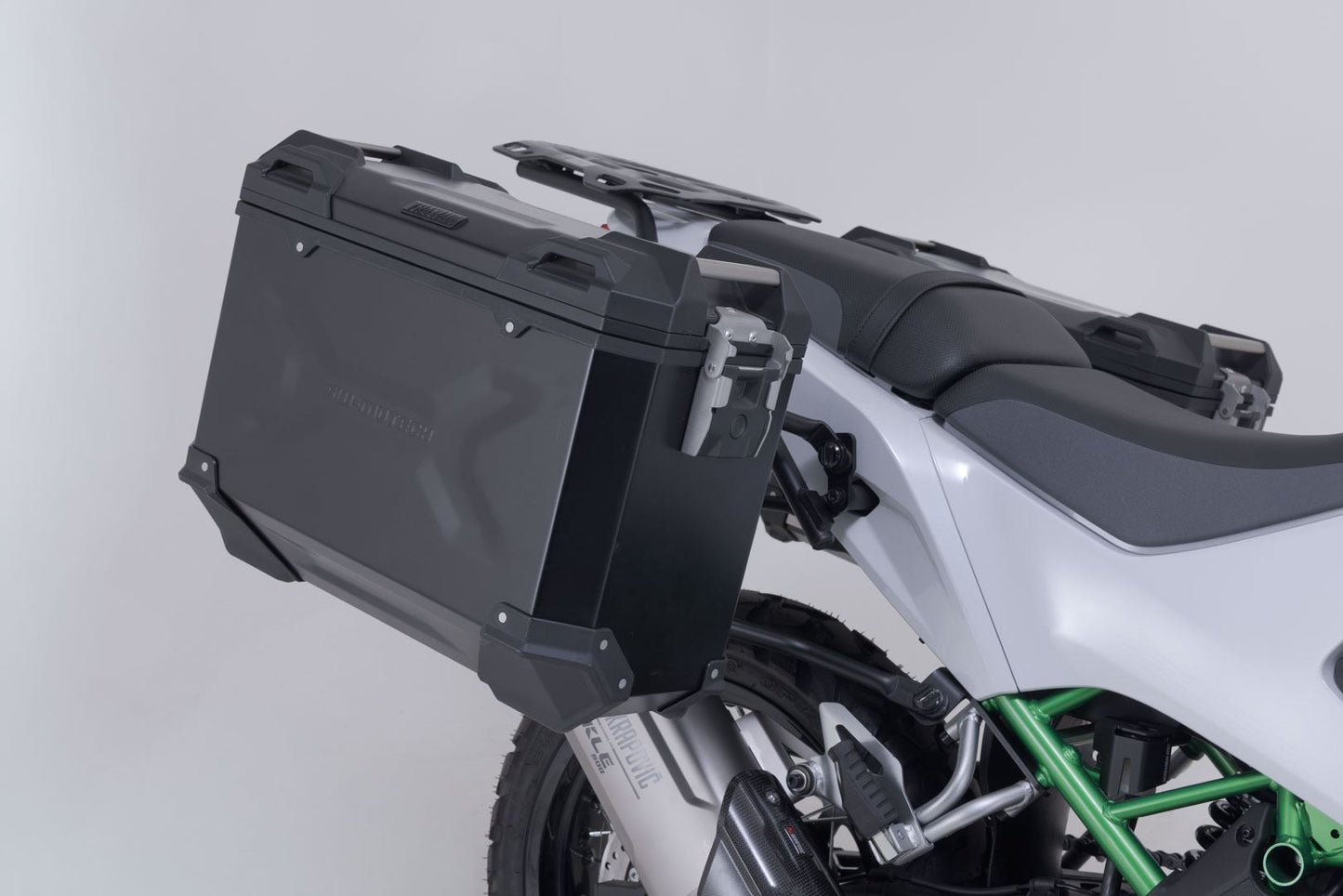 TRAX ADV aluminum case system + Akrapovic Black. 45/37 l. Kawasaki KLE500/KLE500 SE (26-).
